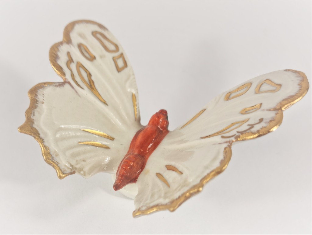 Porcelánová soška - červenobílý motýl