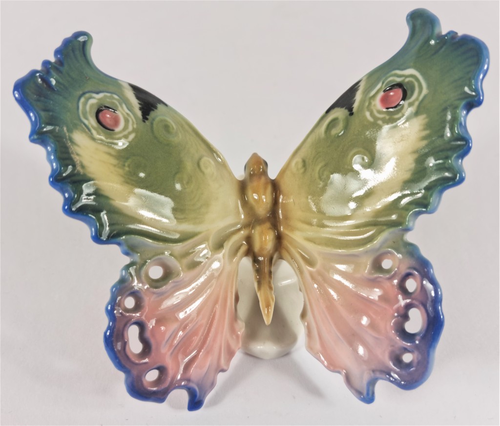 Porcelánová soška - růžovomodrý motýl