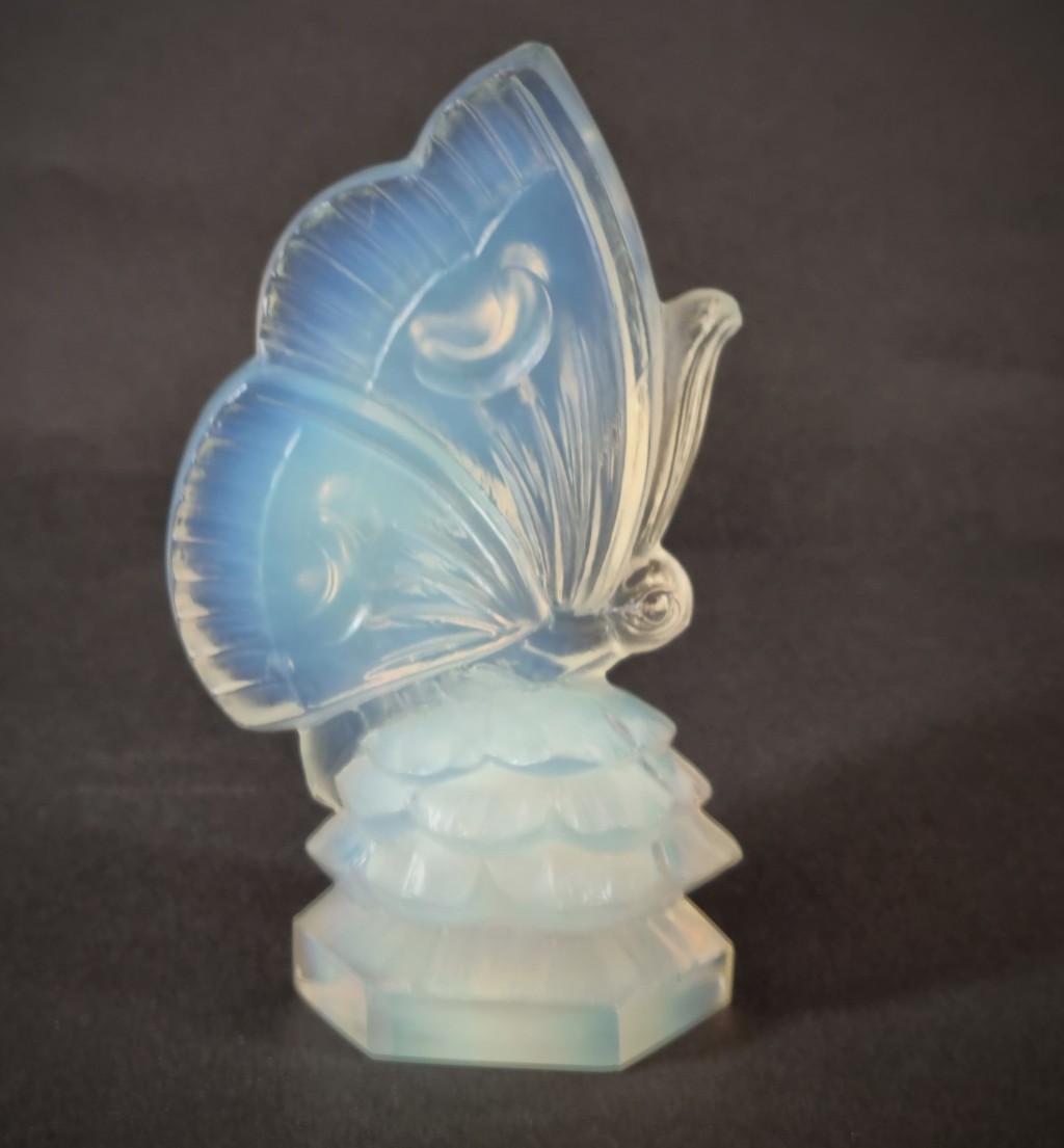 Opálové sklo, soška - motýl