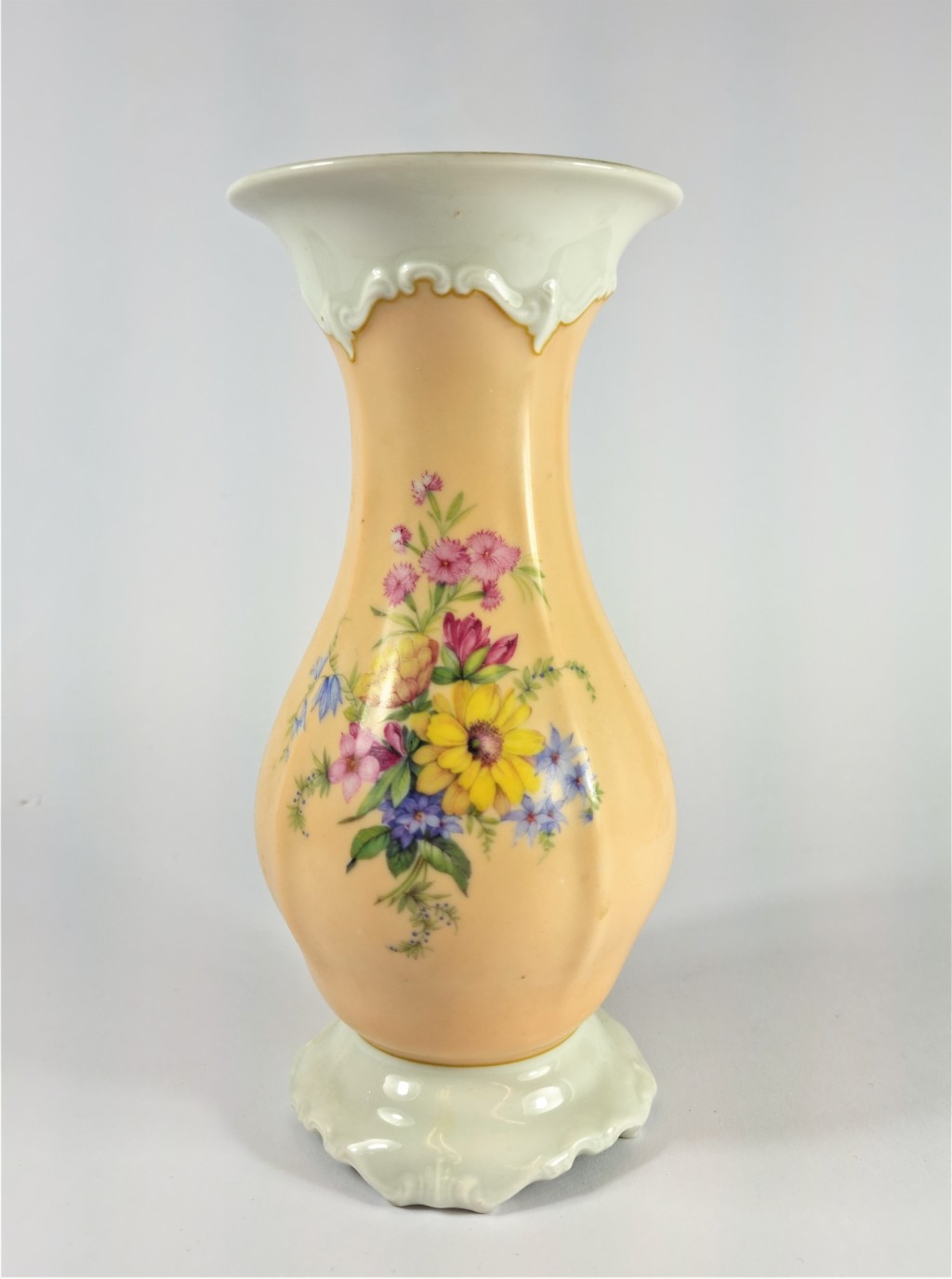 Váza s florálním motivem