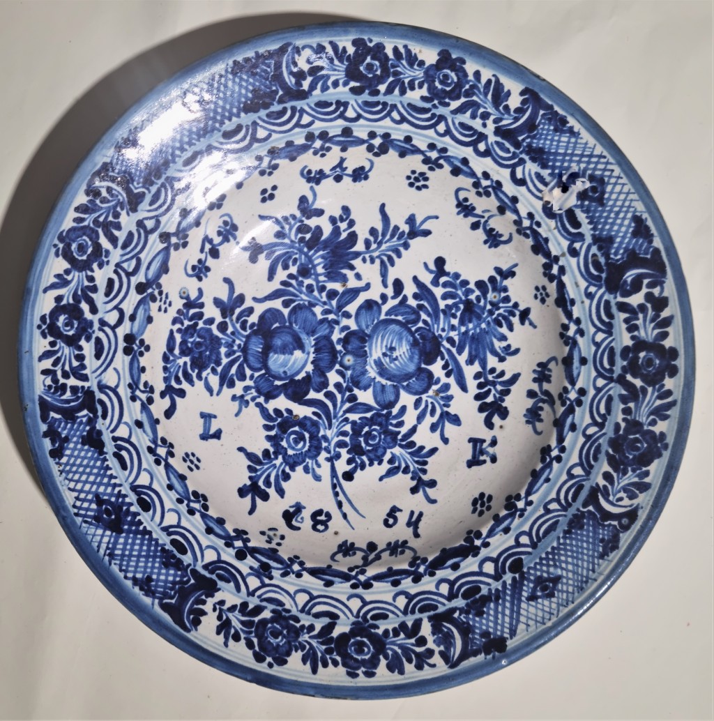 Fajánsový talíř, datace 1854