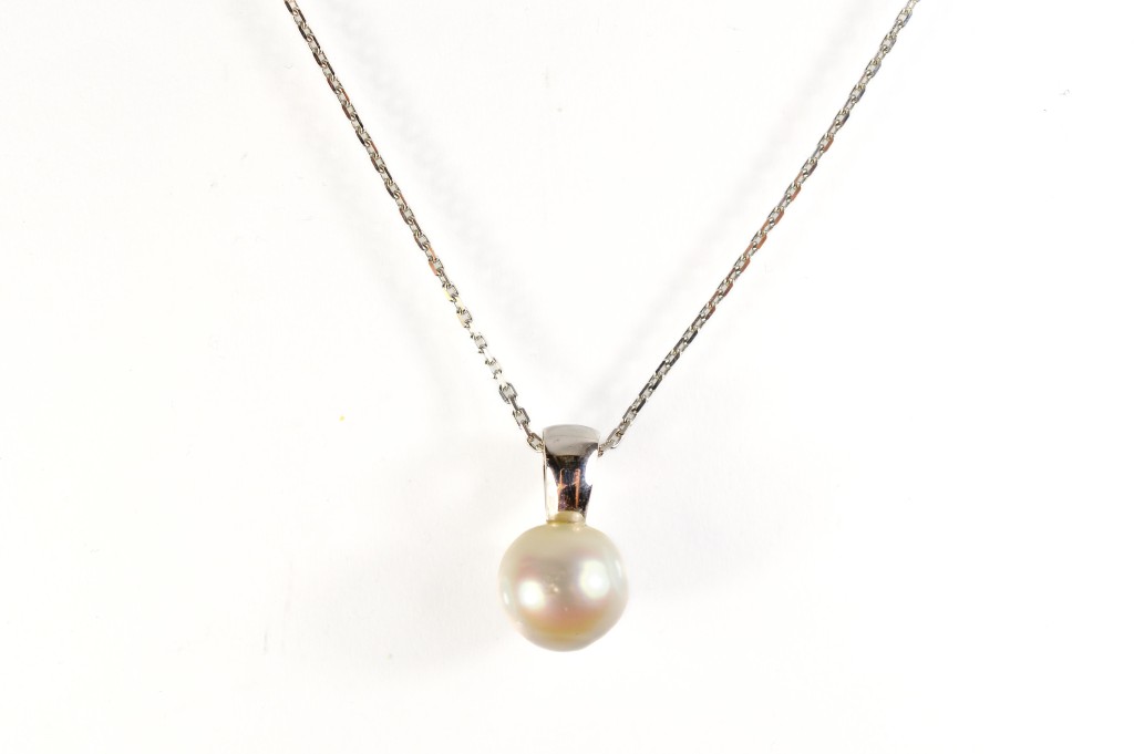 Náhrdelník z bílého zlata s perlou a diamantem