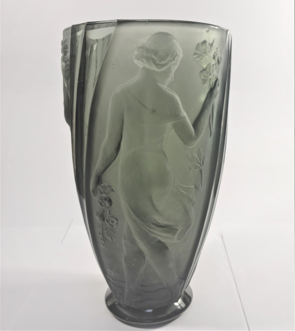 Skleněná váza s figurálním motivem