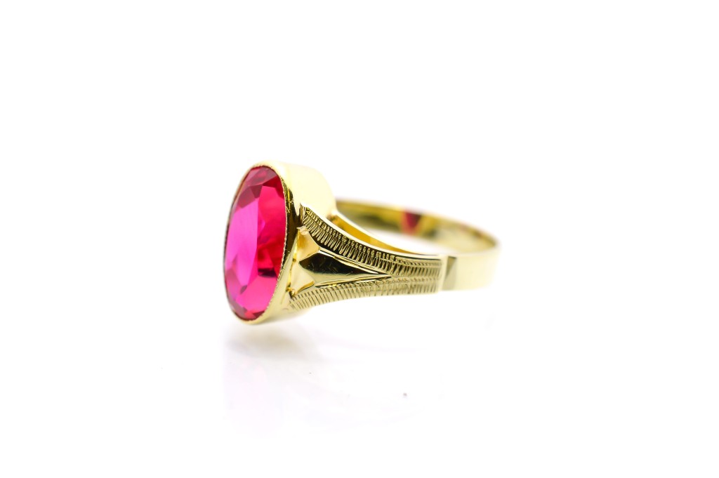 Zlatý prsten s červeným kamenem - rubín, vel. 51