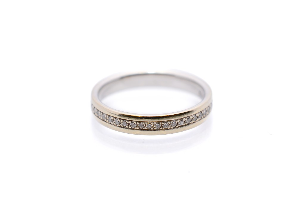 Zlatý prsten s diamanty, vel. 48