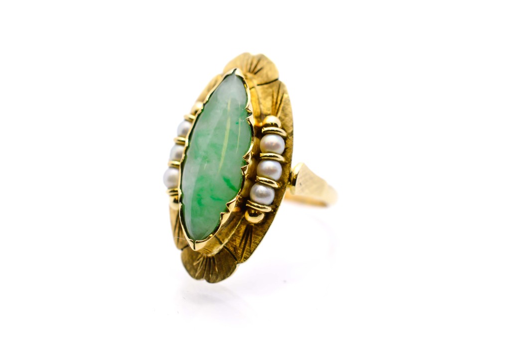 Zlatý prsten s zeleným kamenem - jadeit a perličkami, vel. 57