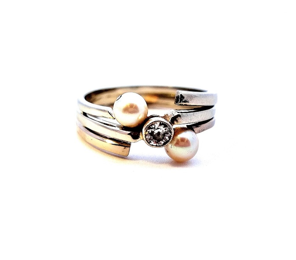 Prsten z bílého zlata s diamanty a perlou, vel. 55