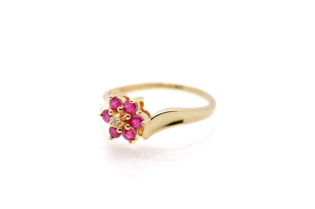 Zlatý prsten s rubíny a diamantem, vel. 56
