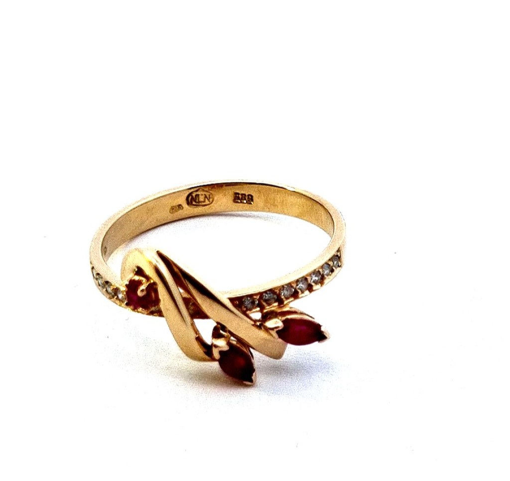 Zlatý prsten s diamanty a rubíny, vel. 56