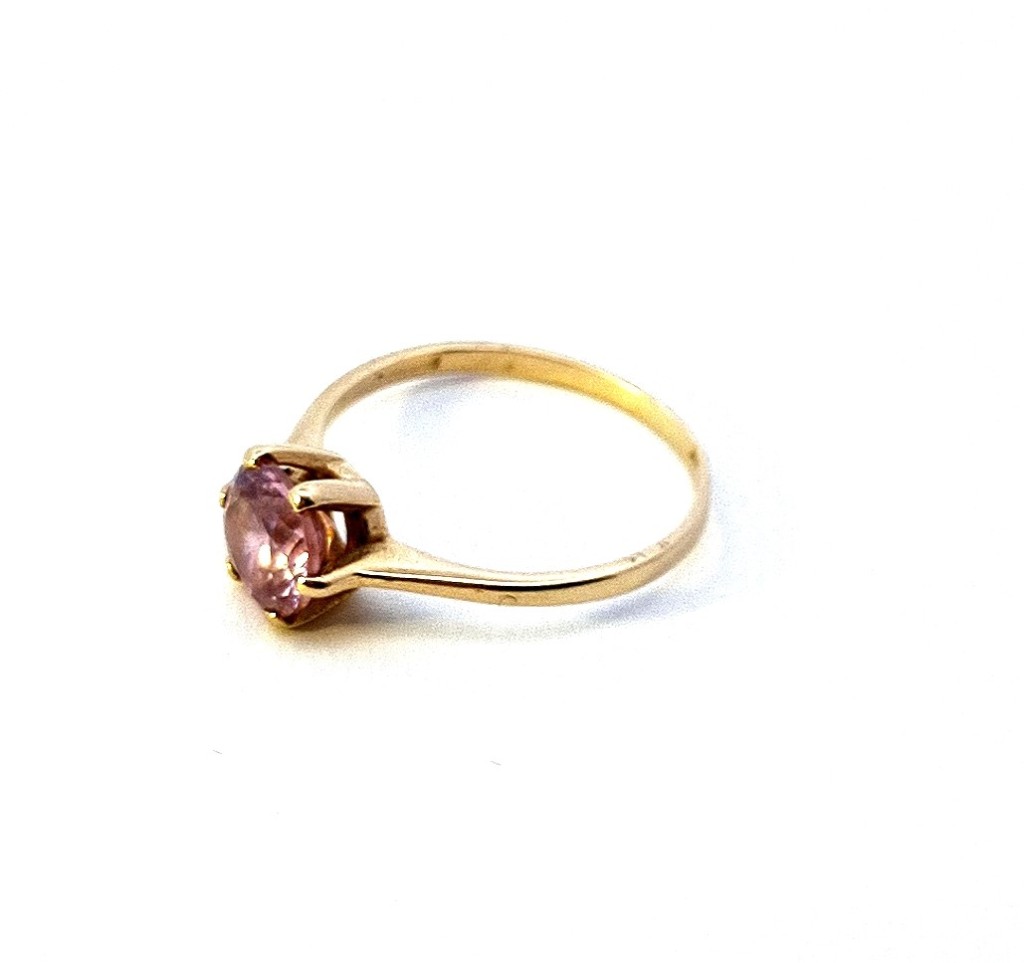 Zlatý prsten s růžovým kamenem, vel. 49,5