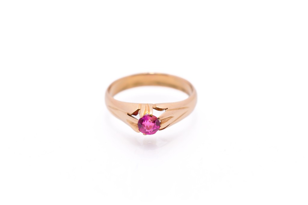 Prsten z růžového zlata s červeným kamenem, vel. 56