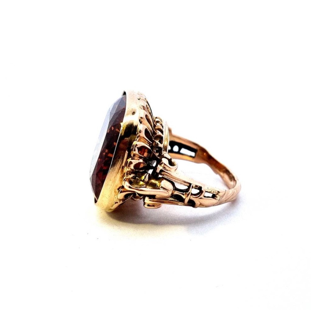 Zlatý prsten s hnědým kamenem, vel. 51,5