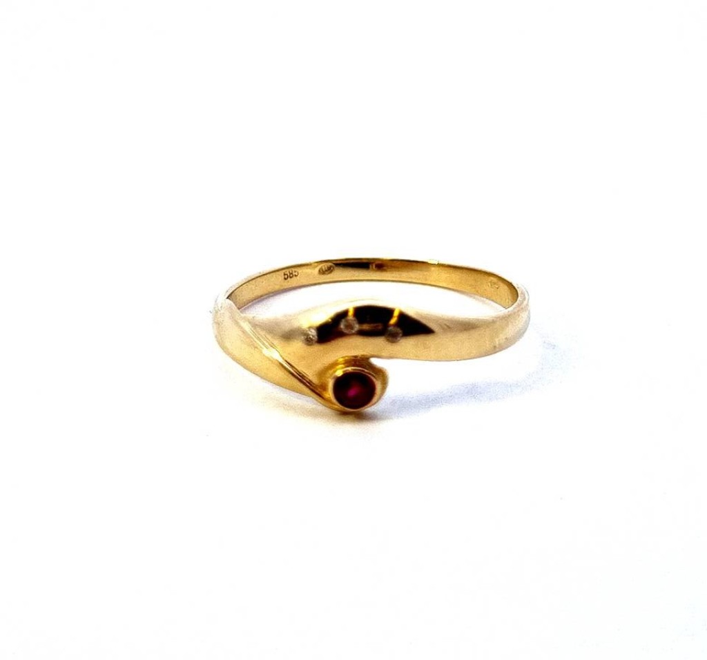 Zlatý prsten se zirkony a červeným kamínkem, rubín, vel. 57
