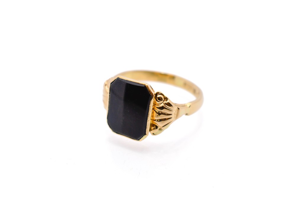 Pánský zlatý prsten s onyxem, vel. 65