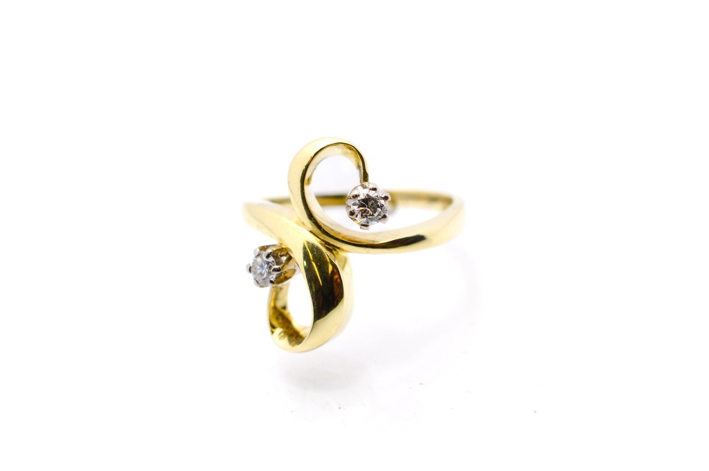 Zlatý prsten s diamanty, vel. 57