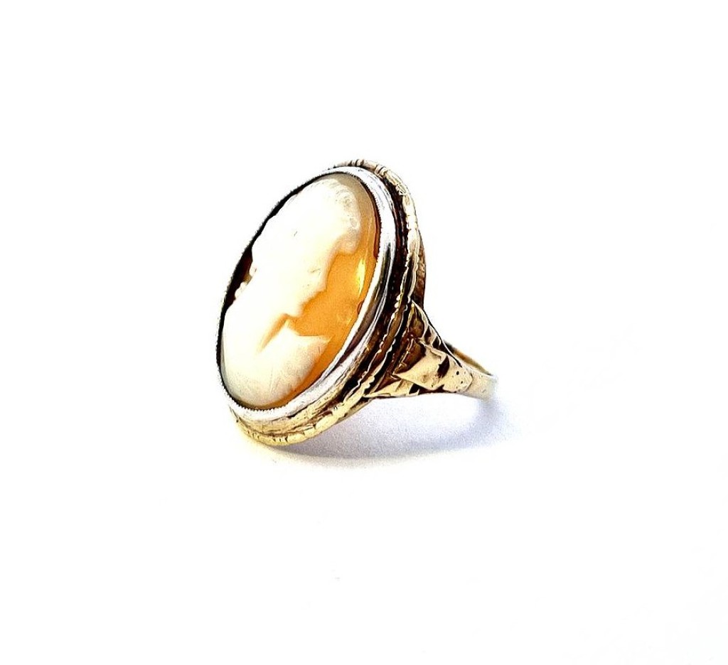 Zlatý prsten s kamejí, vel. 52