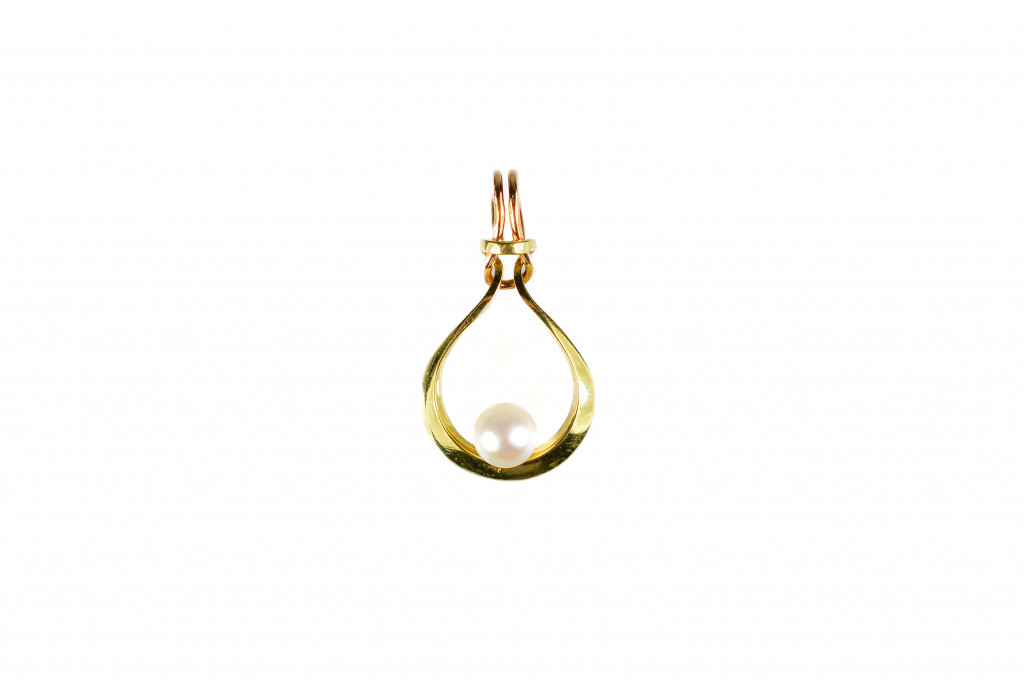Zlatý přívěs s perlou