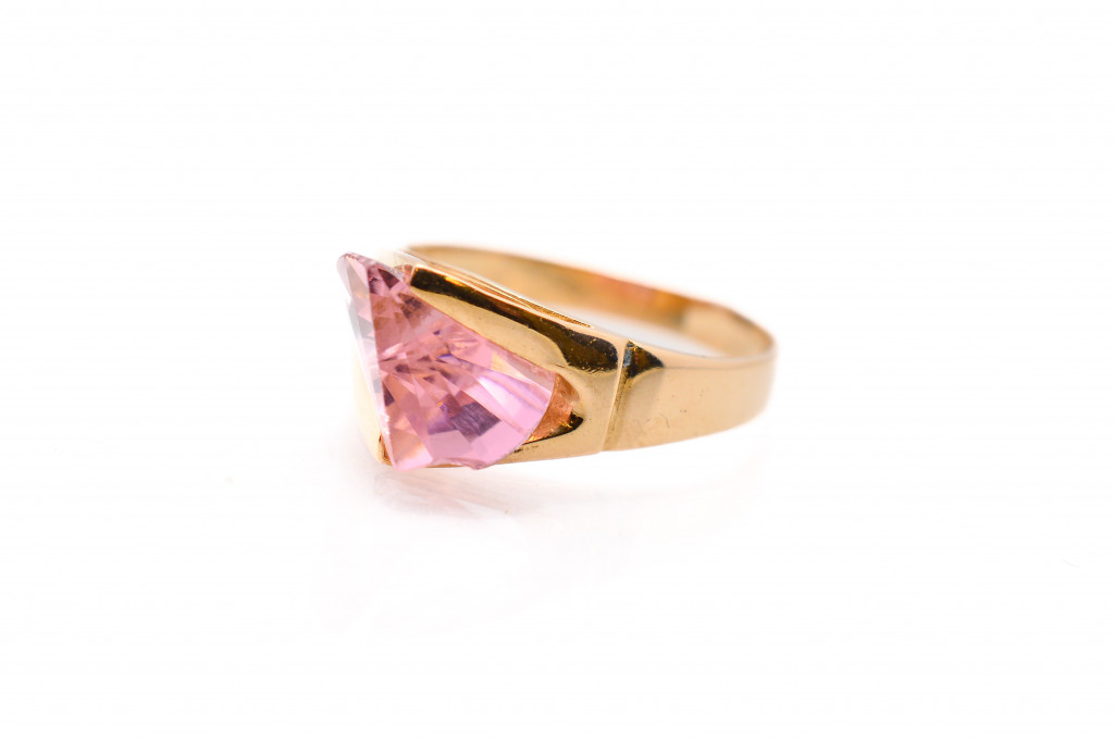 Zlatý prsten s růžovým kamenem, vel. 55