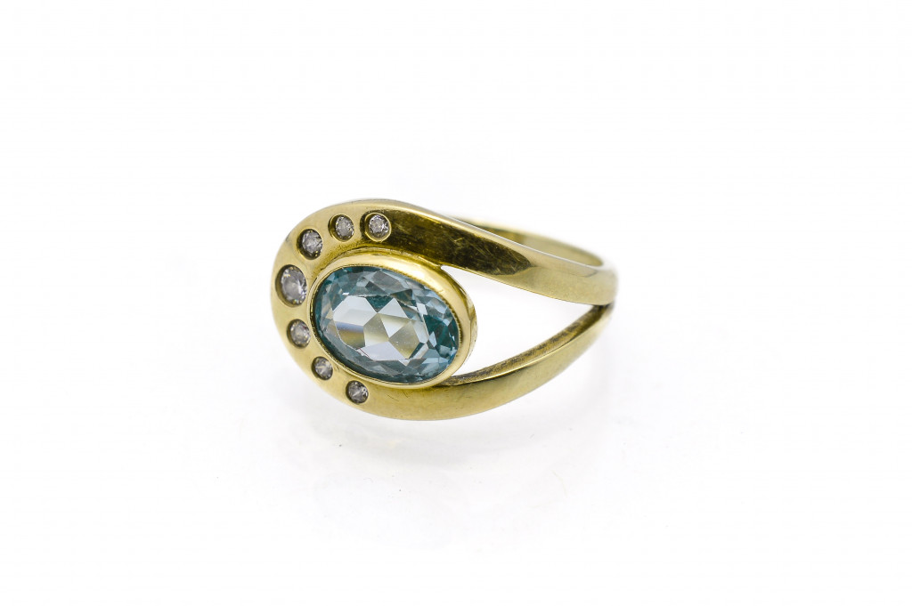 Zlatý prsten se zirkony a zeleným kamenem, vel. 56