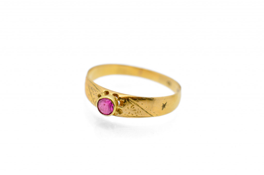 Starožitný zlatý prsten s růžovým kamínkem, vel. 58