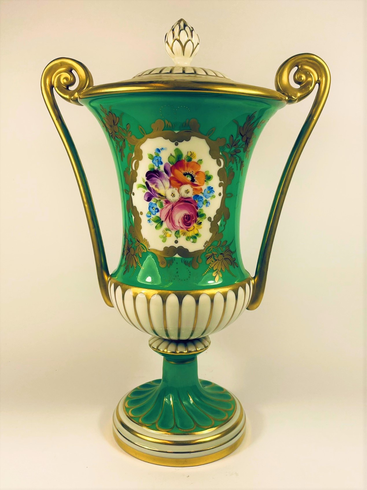 Porcelánový ozdobný pohár