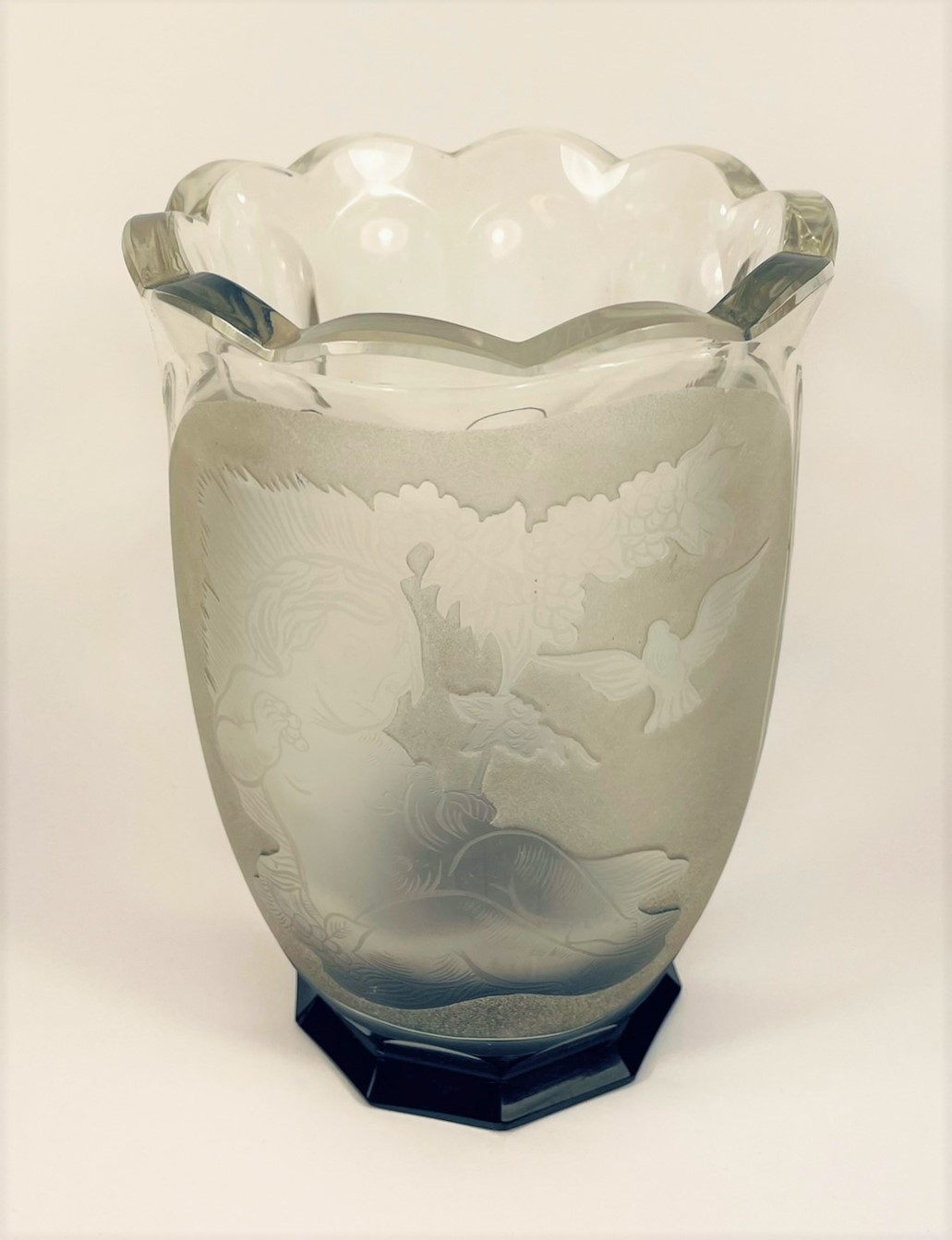 Skleněná váza s motivem