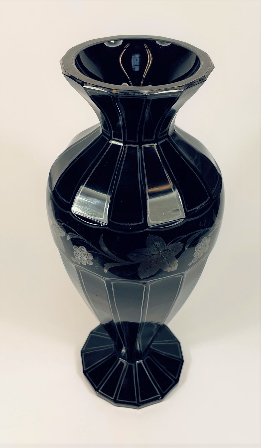 Hyalitová váza s florálním motivem