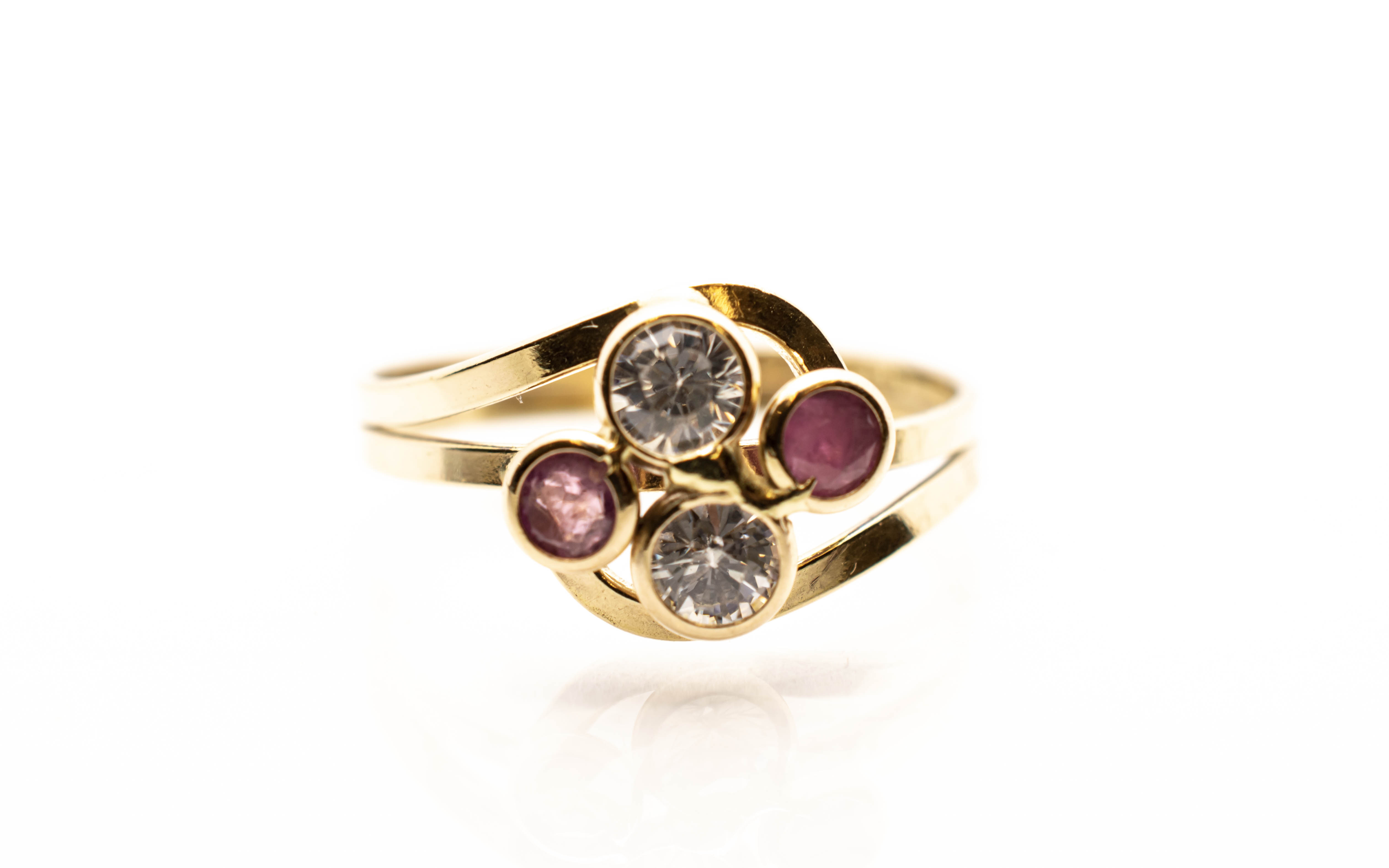 Zlatý prsten s zirkony a červenými kamínky, vel. 56