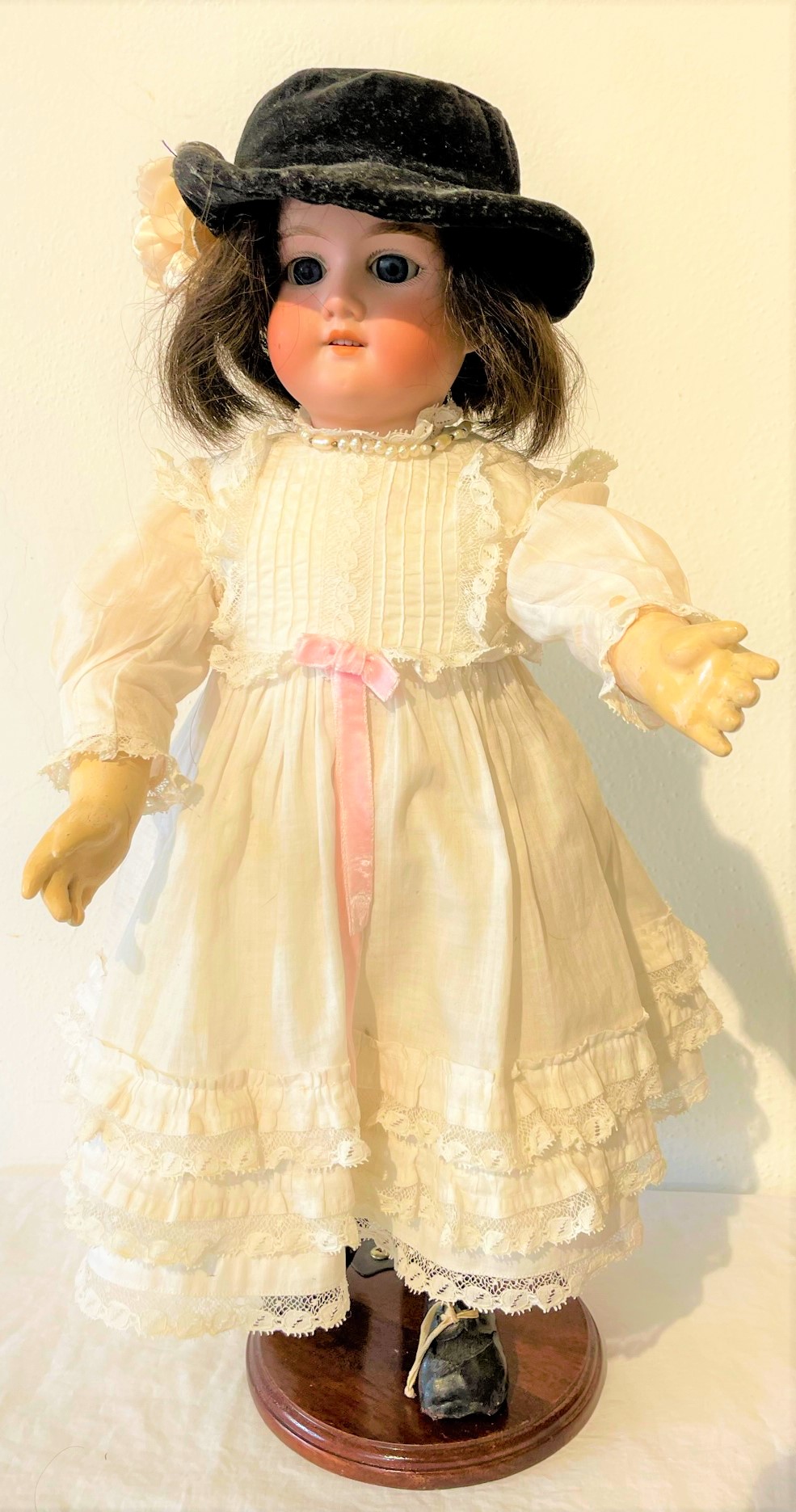 Dětská porcelánová panenka na podstavci