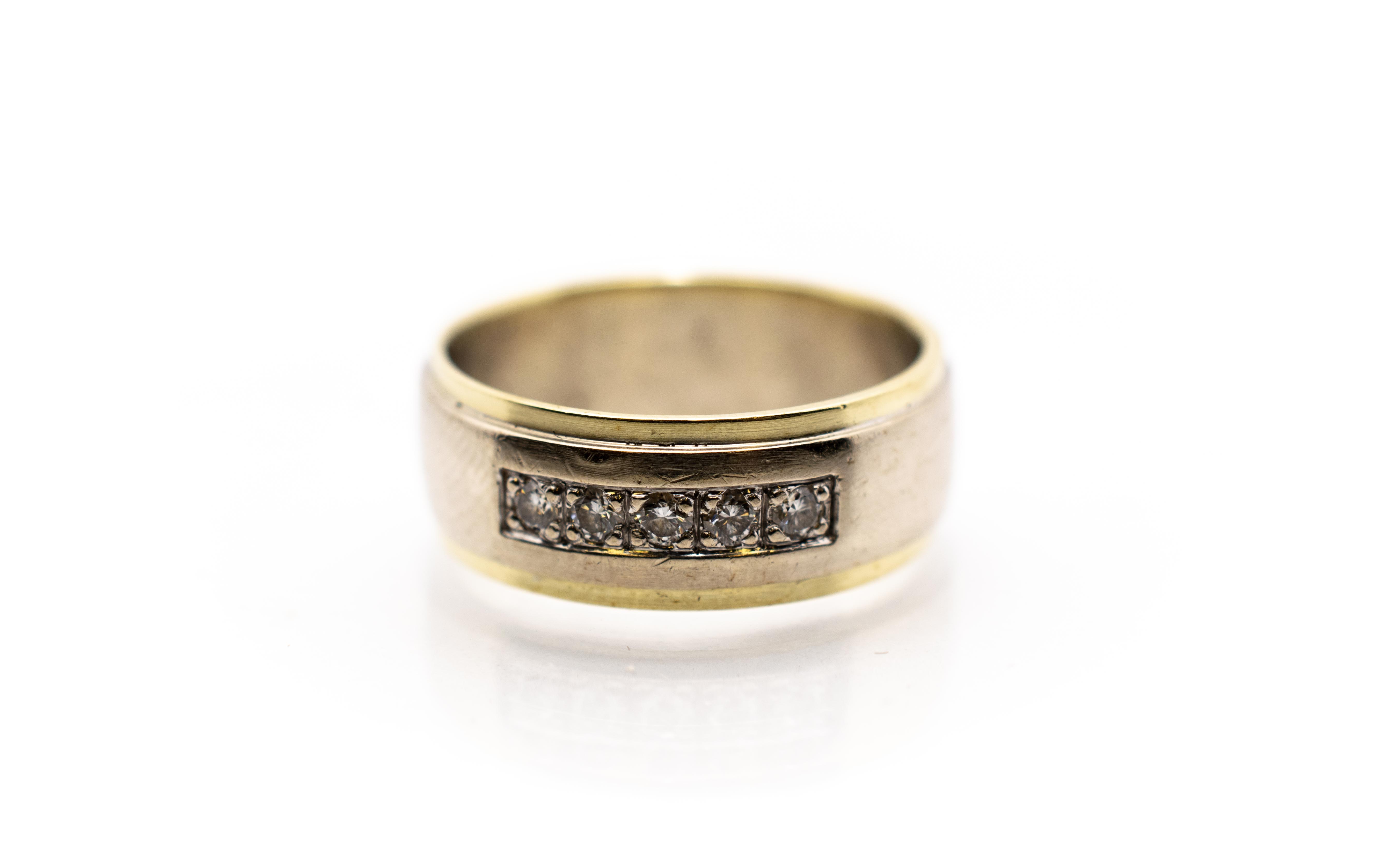 Zlatý prsten s brilianty vel. 52