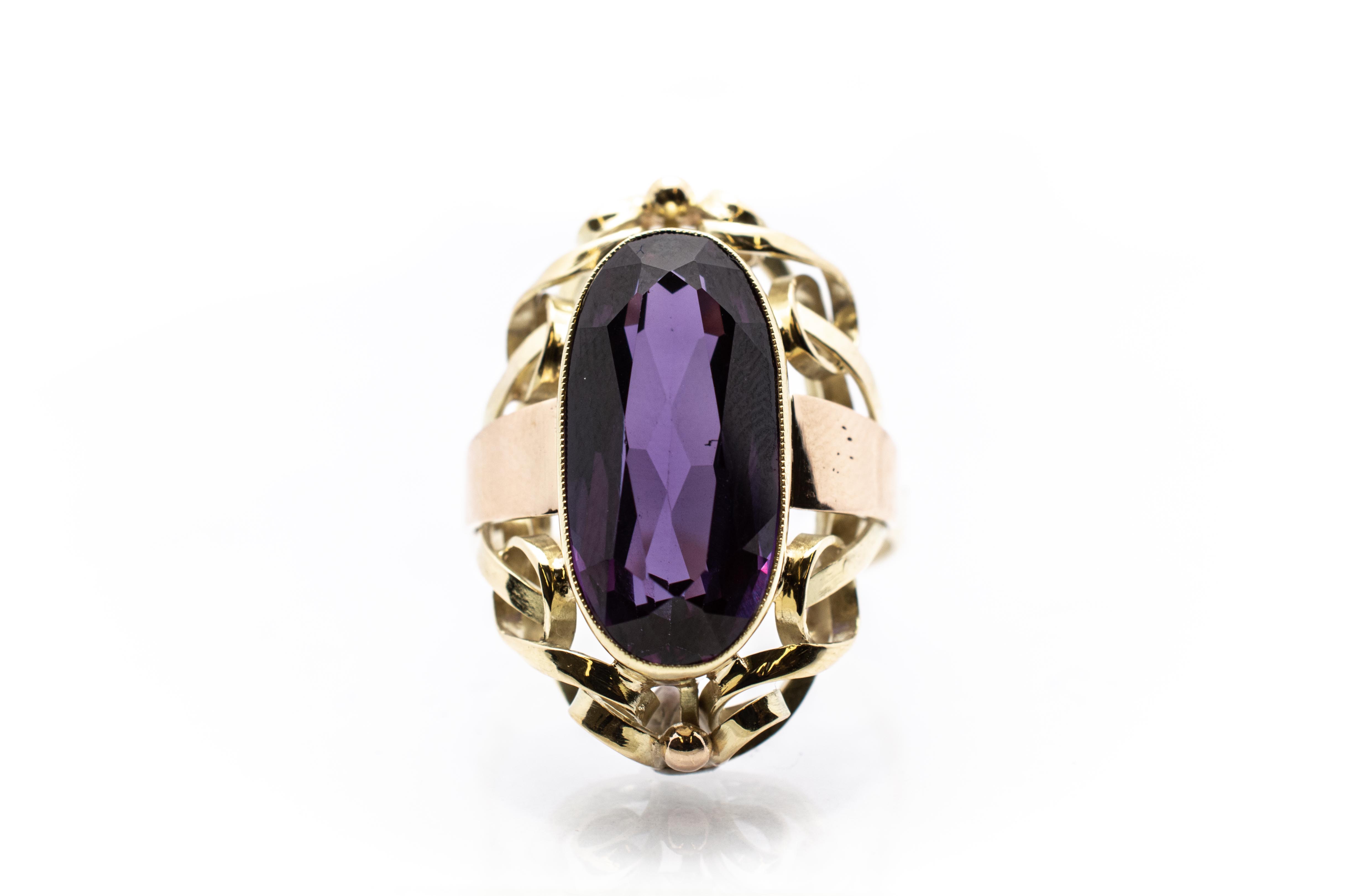 Zlatý prsten s fialovým kamenem, vel. 63