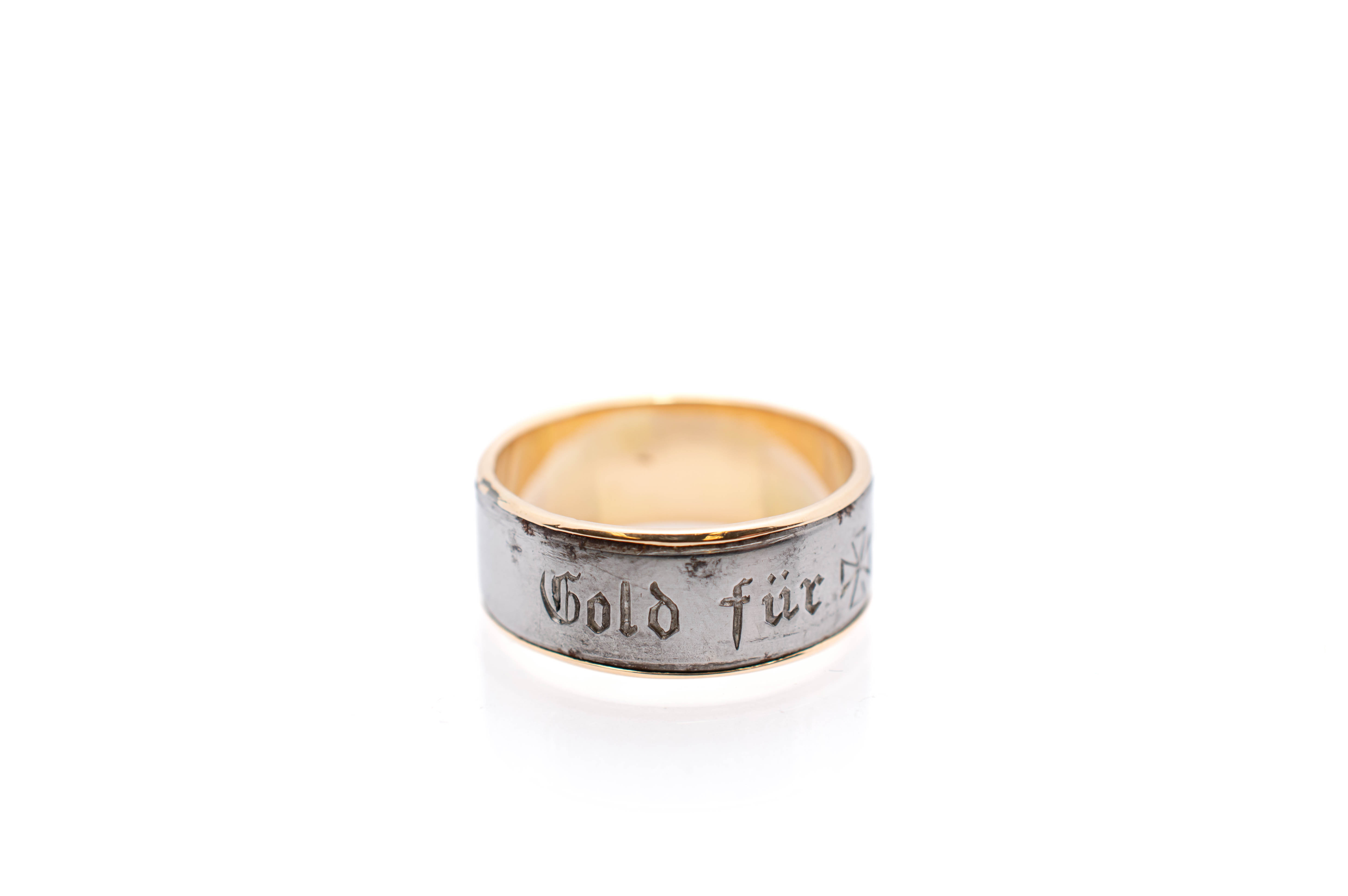 Zlatý prsten s rytinou, vel. 58