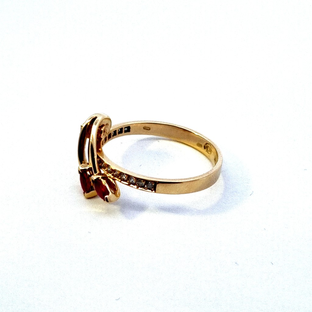 Zlatý prsten s diamanty a rubíny, vel. 56