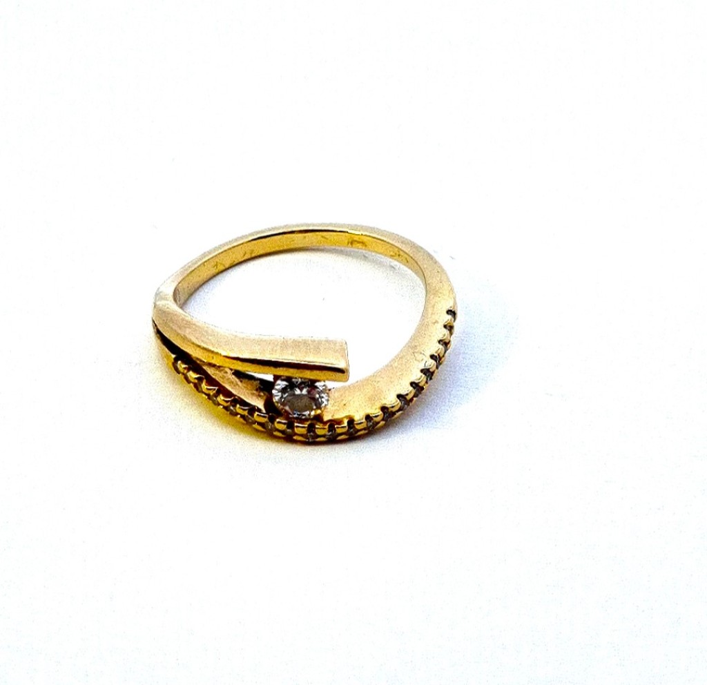 Zlatý prsten s diamanty, vel. 50