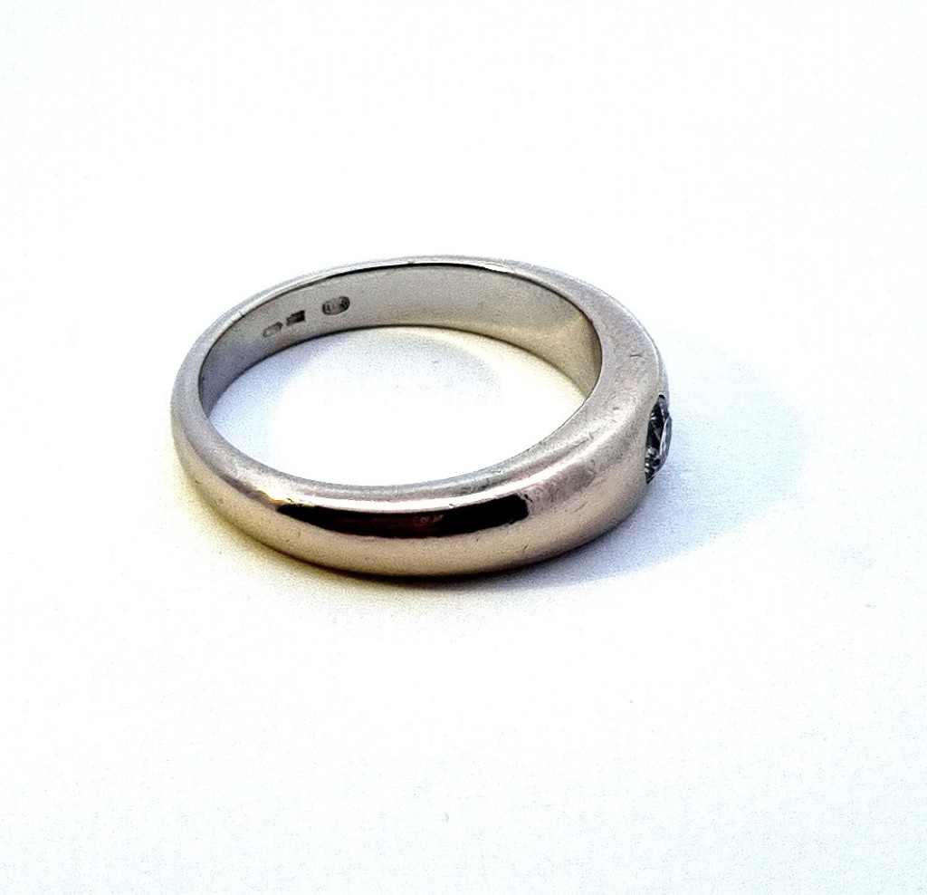 Zlatý prsten s diamantem, vel. 57