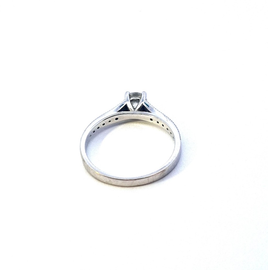 Prsten z bílého zlata s diamanty, BISAKU, vel. 52