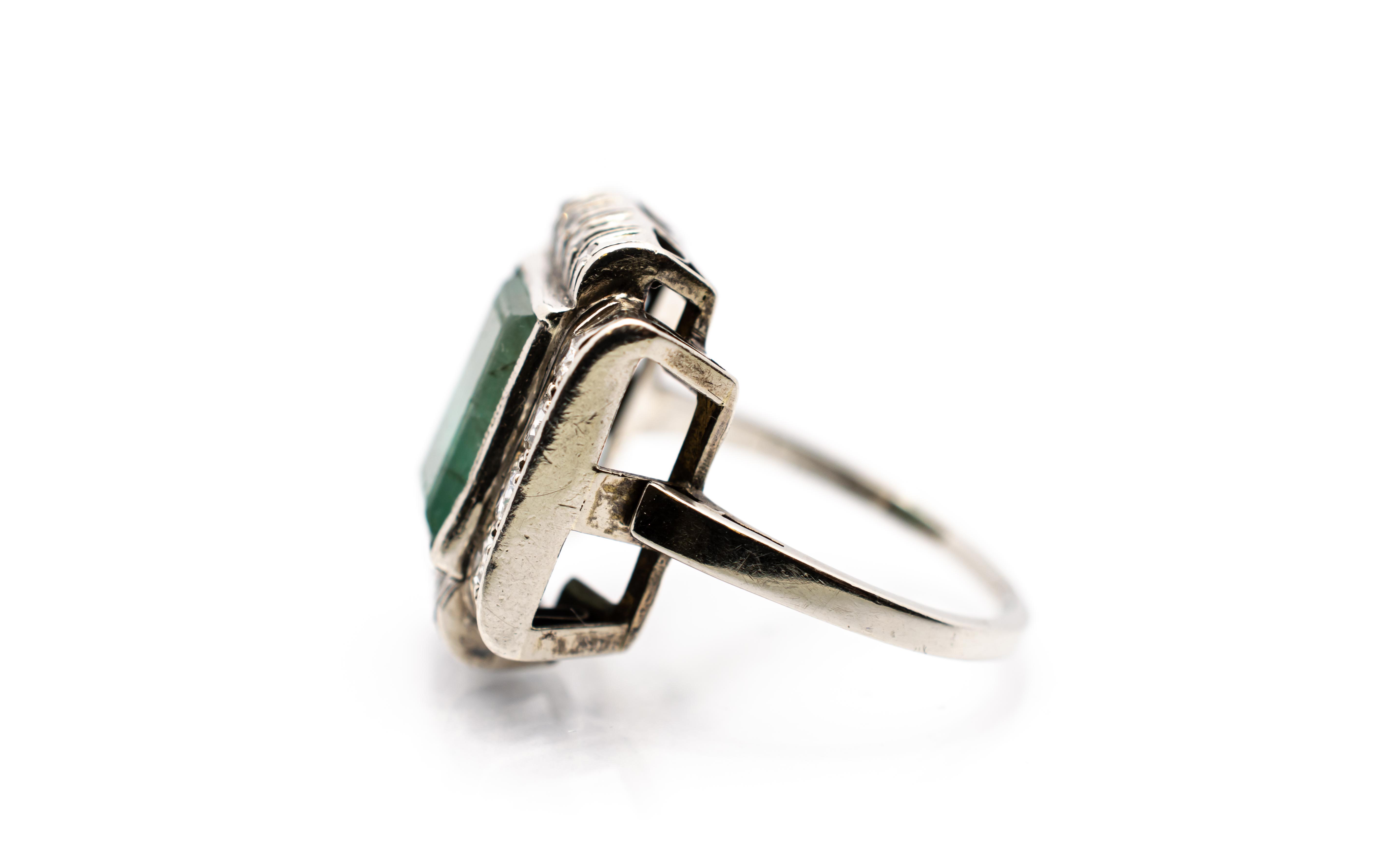 Art deco prsten z bílého zlata se smaragdem a diamanty, vel. 54,5