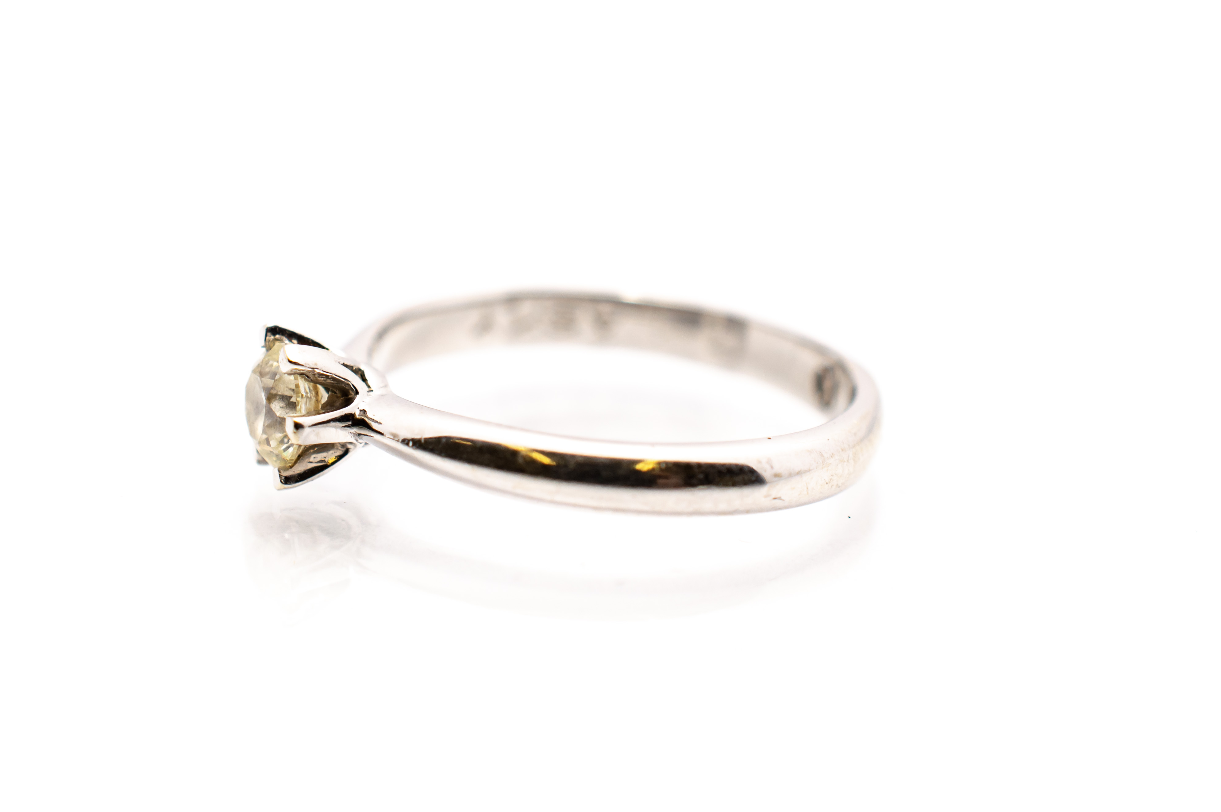Zlatý prsten s briliantem, vel. 52
