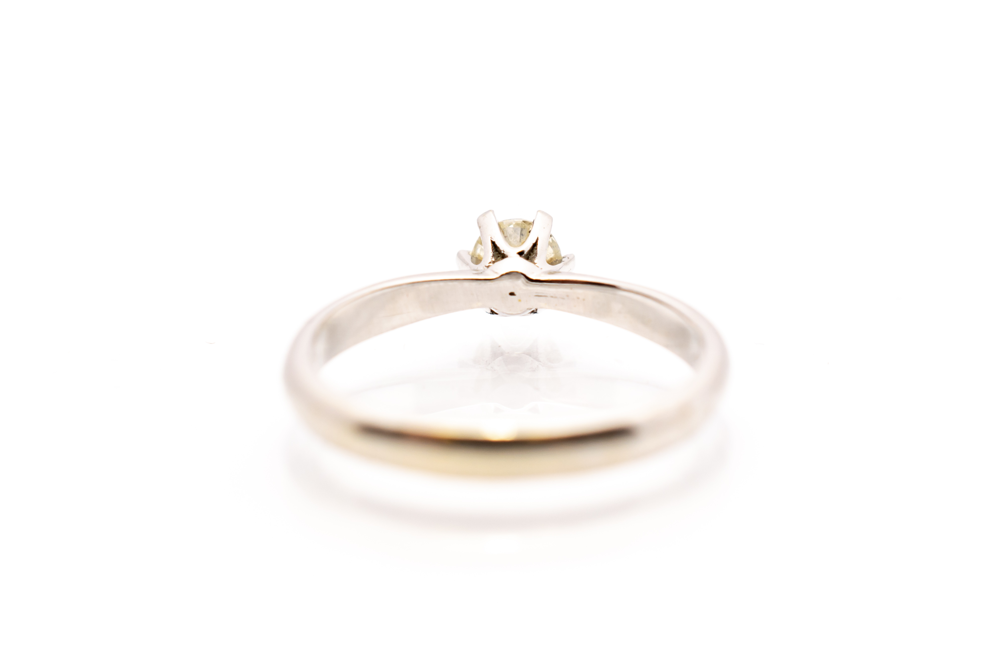 Zlatý prsten s briliantem, vel. 52