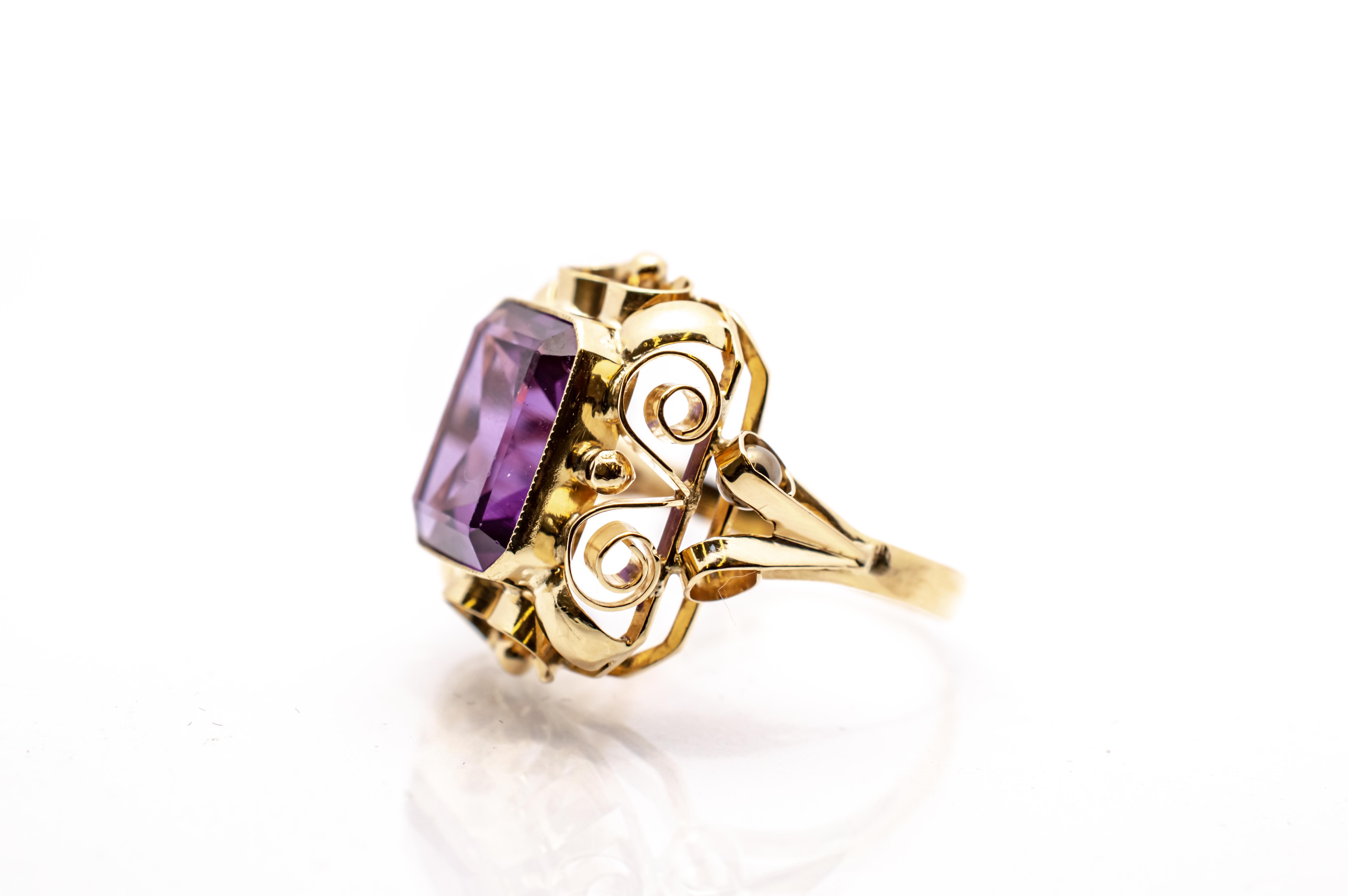 Zlatý prsten s fialovým kamenem, vel. 60