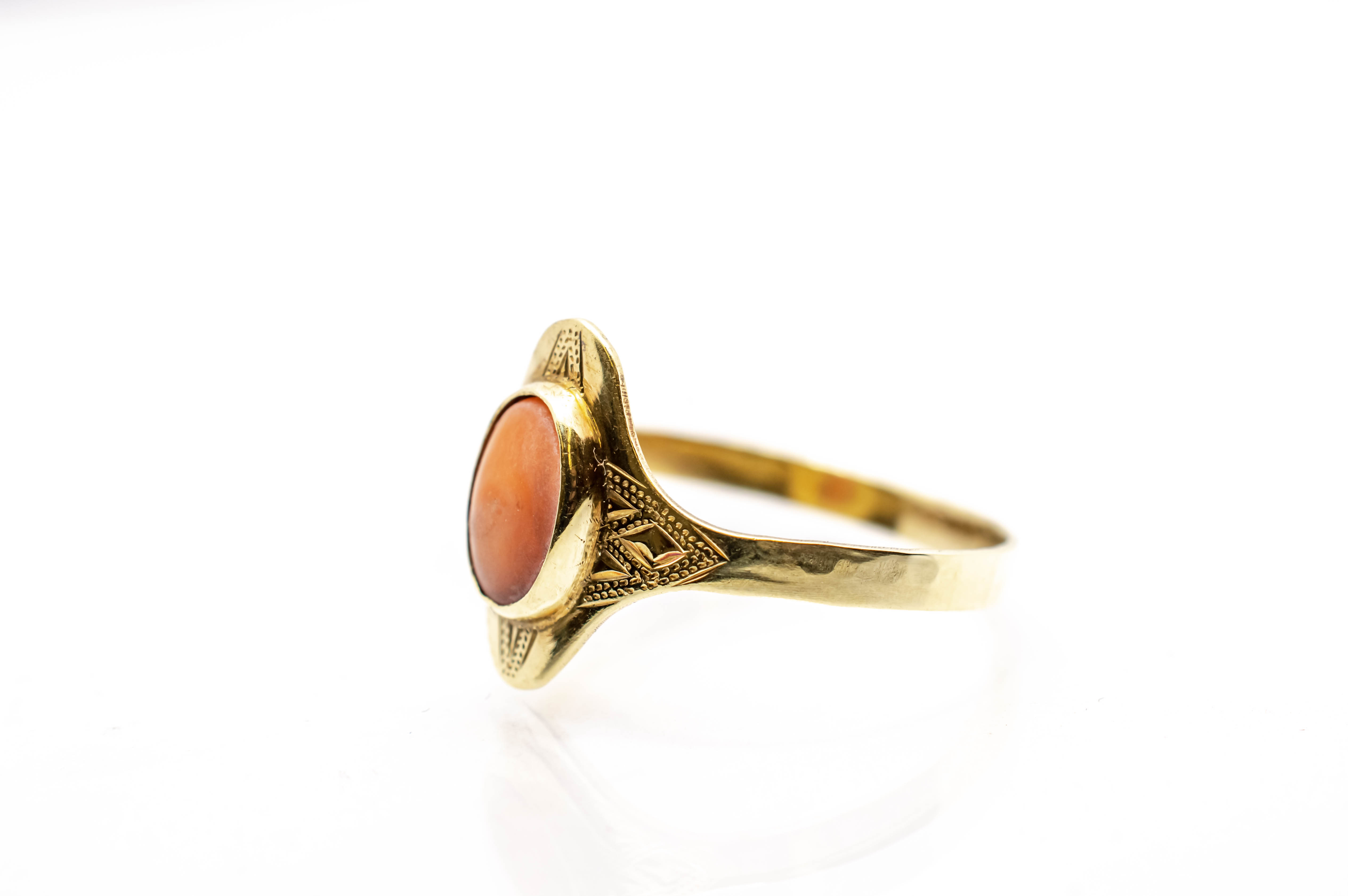 Zlatý prsten s korálem, vel. 62