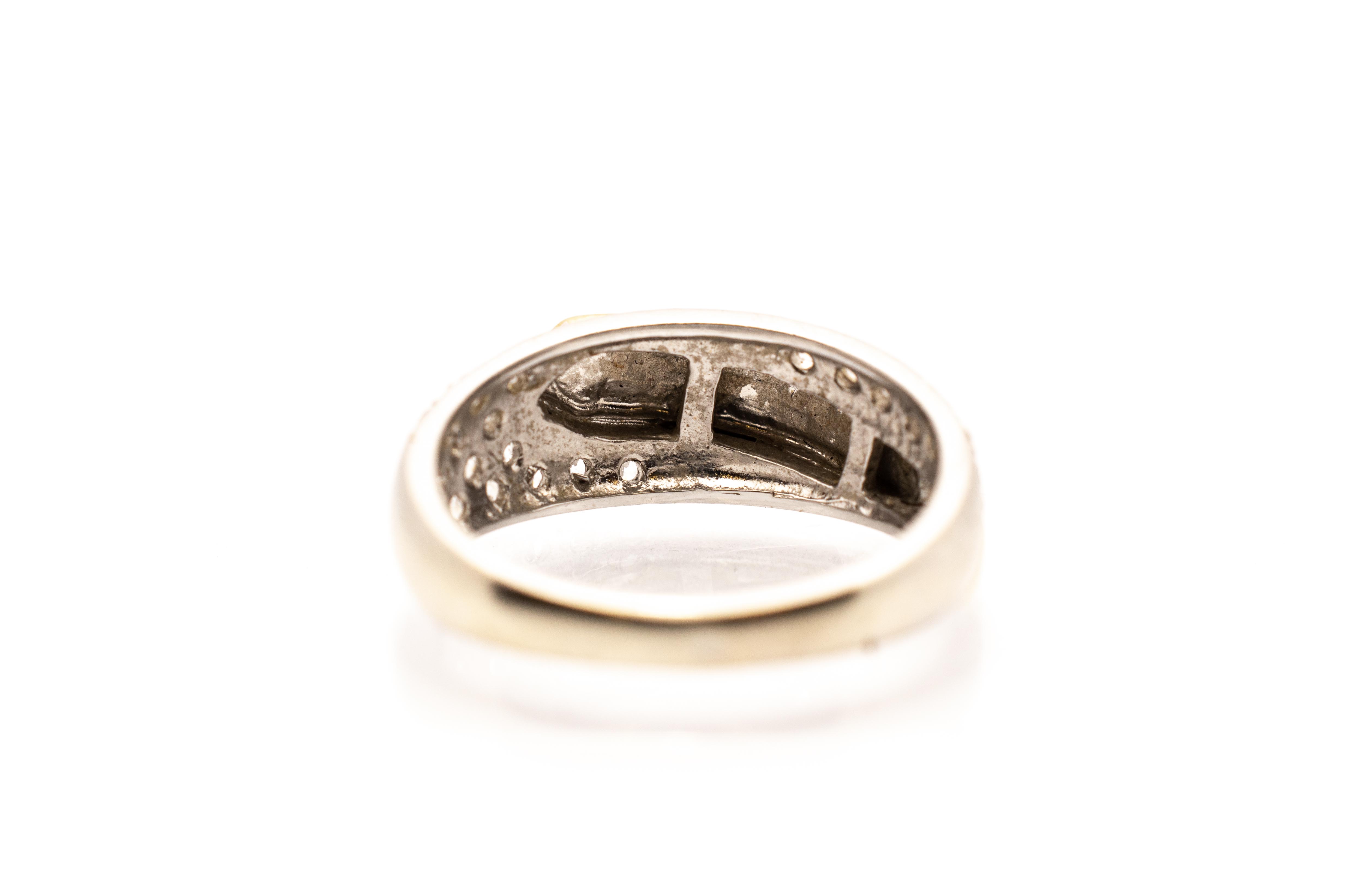 Prsten z kombinovaného zlata se zirkony, vel. 56