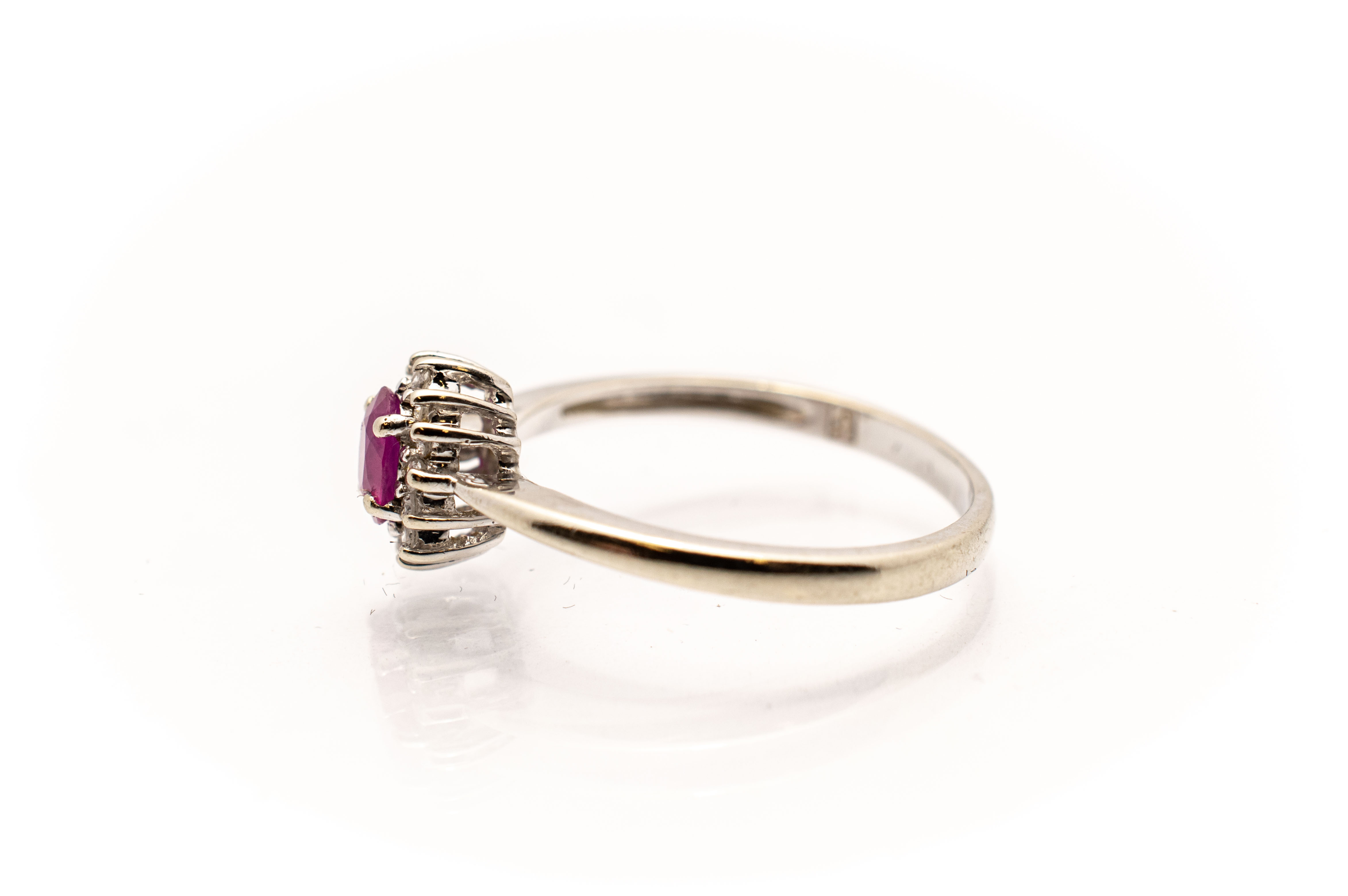Zlatý prsten s červeným kamenem a zirkony, vel. 55