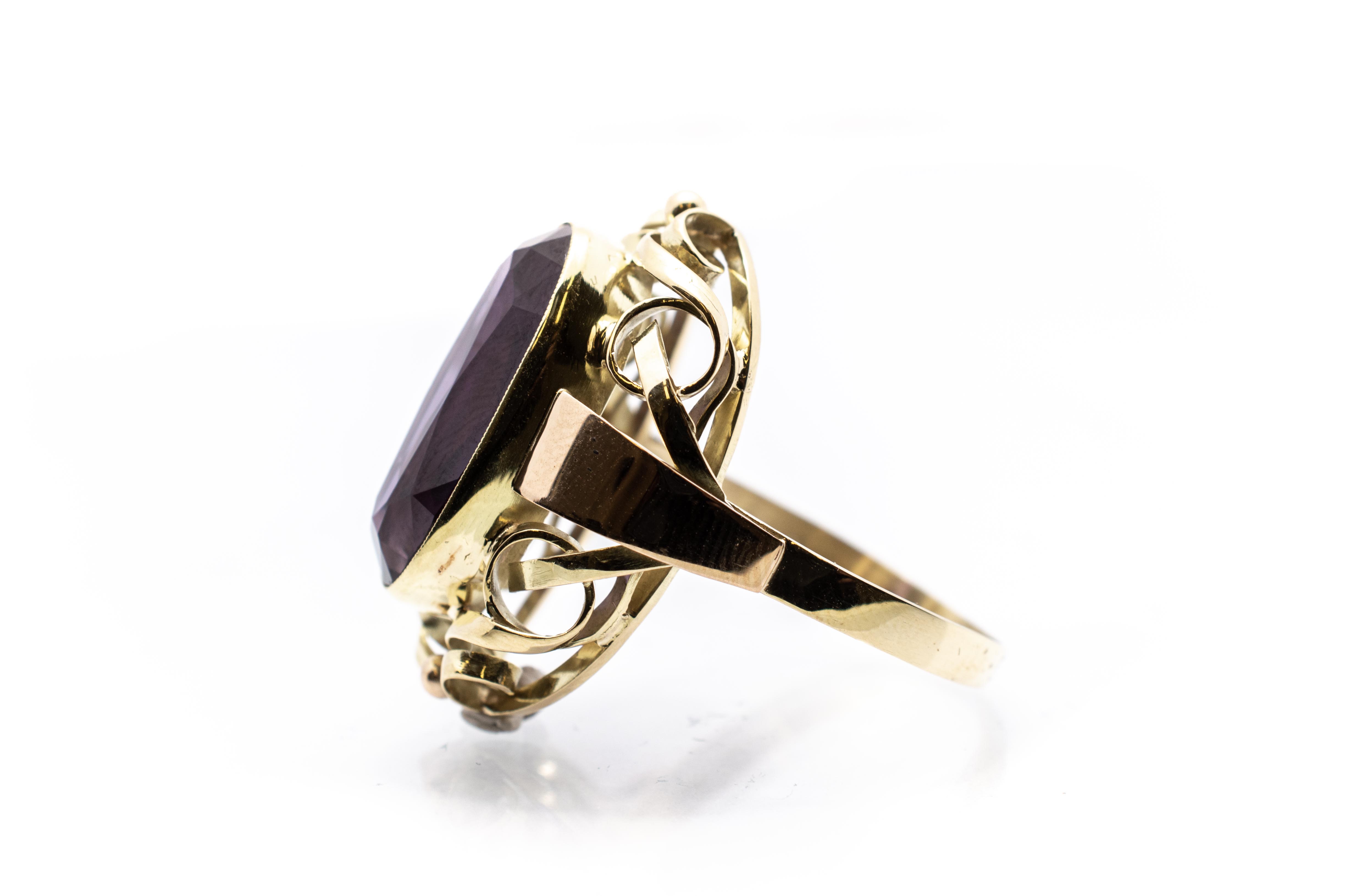Zlatý prsten s fialovým kamenem, vel. 63