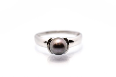 Prsten z bílého zlata s černou perlou, vel. 54