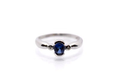 Zlatý prsten s modrým kamenem - safír a diamanty, vel. 54