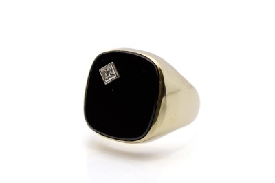 Zlatý pánský prsten s onyxem a diamantem, vel. 63