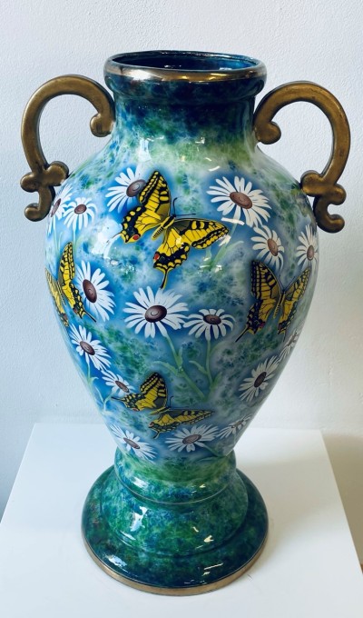 Smaltová váza s motýly