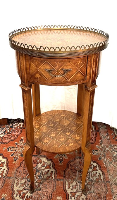 Starožitný stolek intarzovaný