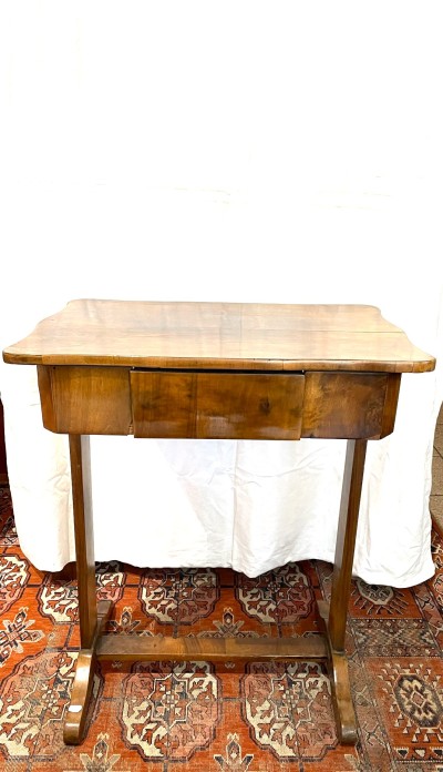 Starožitný stolek dýhovaný